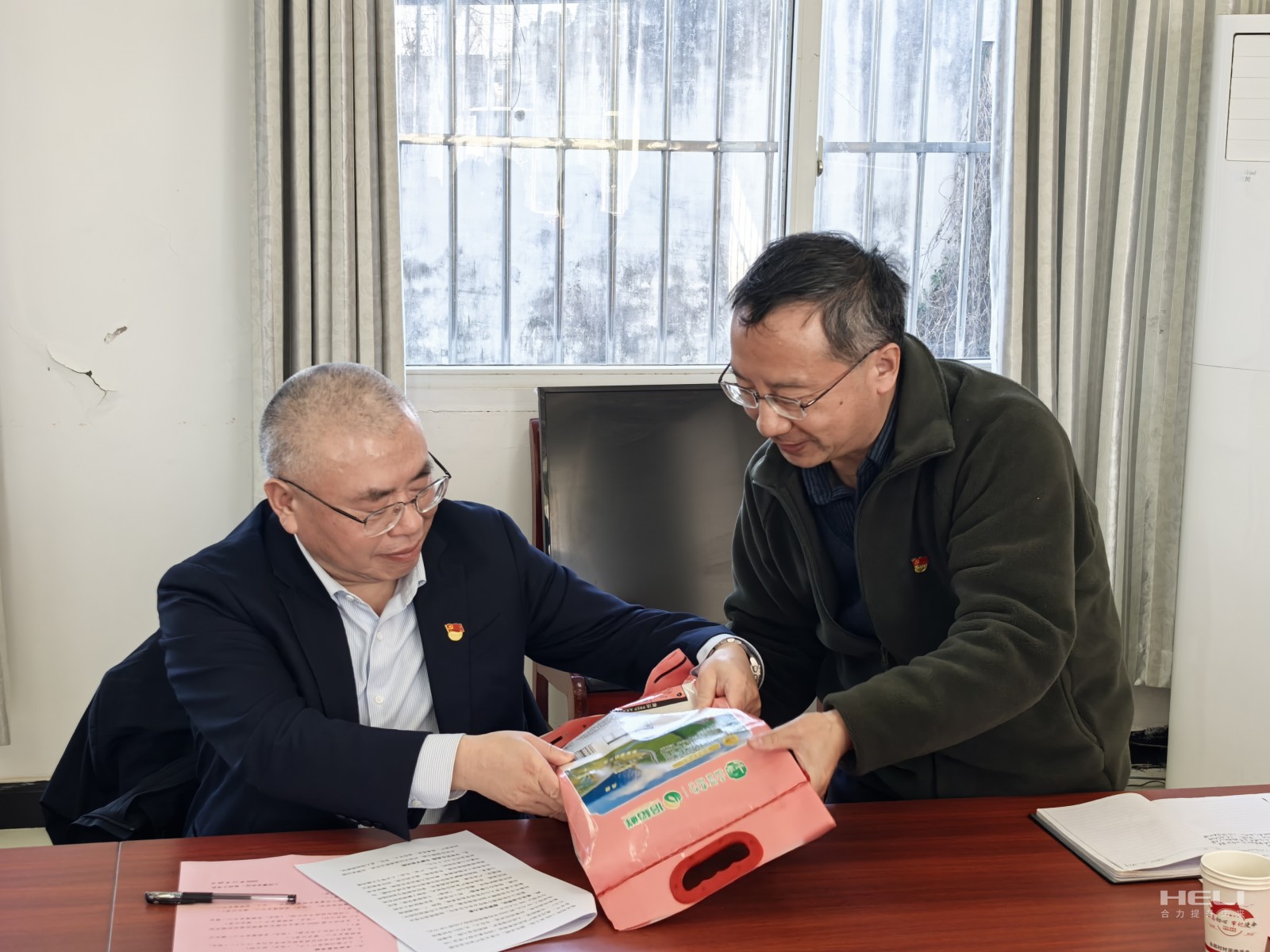 杨安国听取驻村干部介绍消费助扶生态稻米.jpg