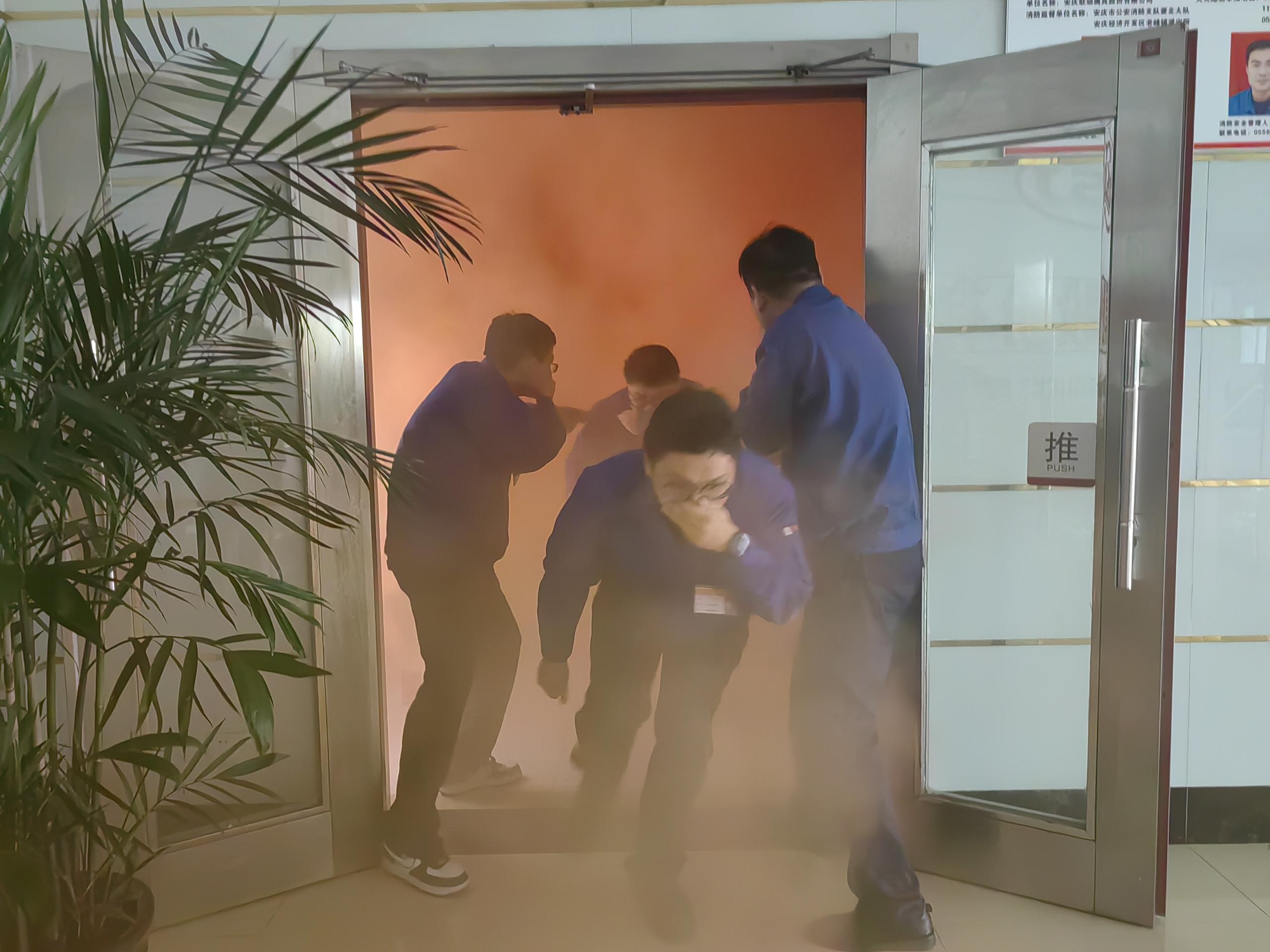 5.消防应急演练.jpg 5.消防应急演练.jpg
